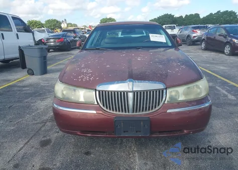 2002 Lincoln Town Car Signature from USA, damaged, VIN 1LNHM82W22Y635311